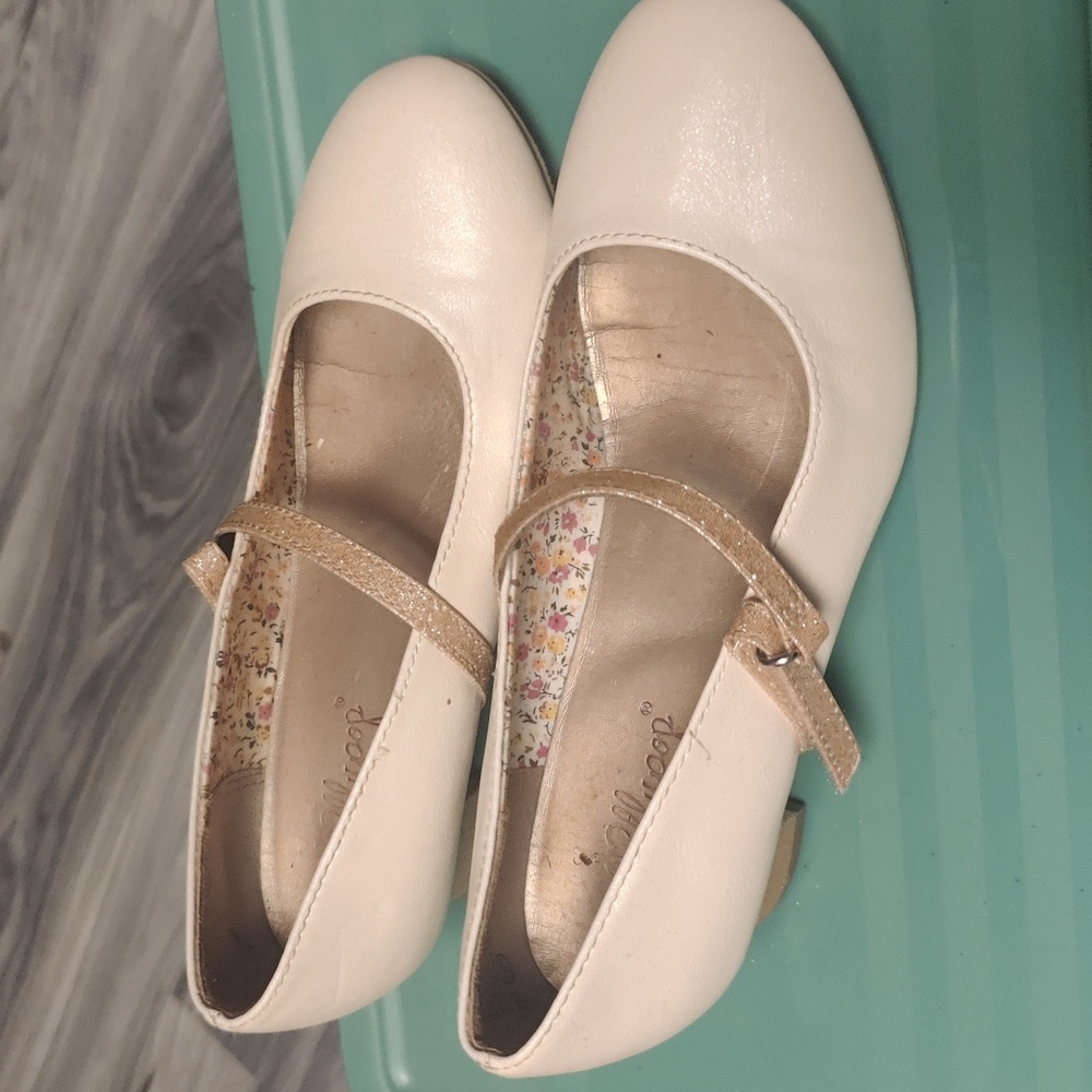 Little Girls Cream and Gold Dress Shoes size 2M